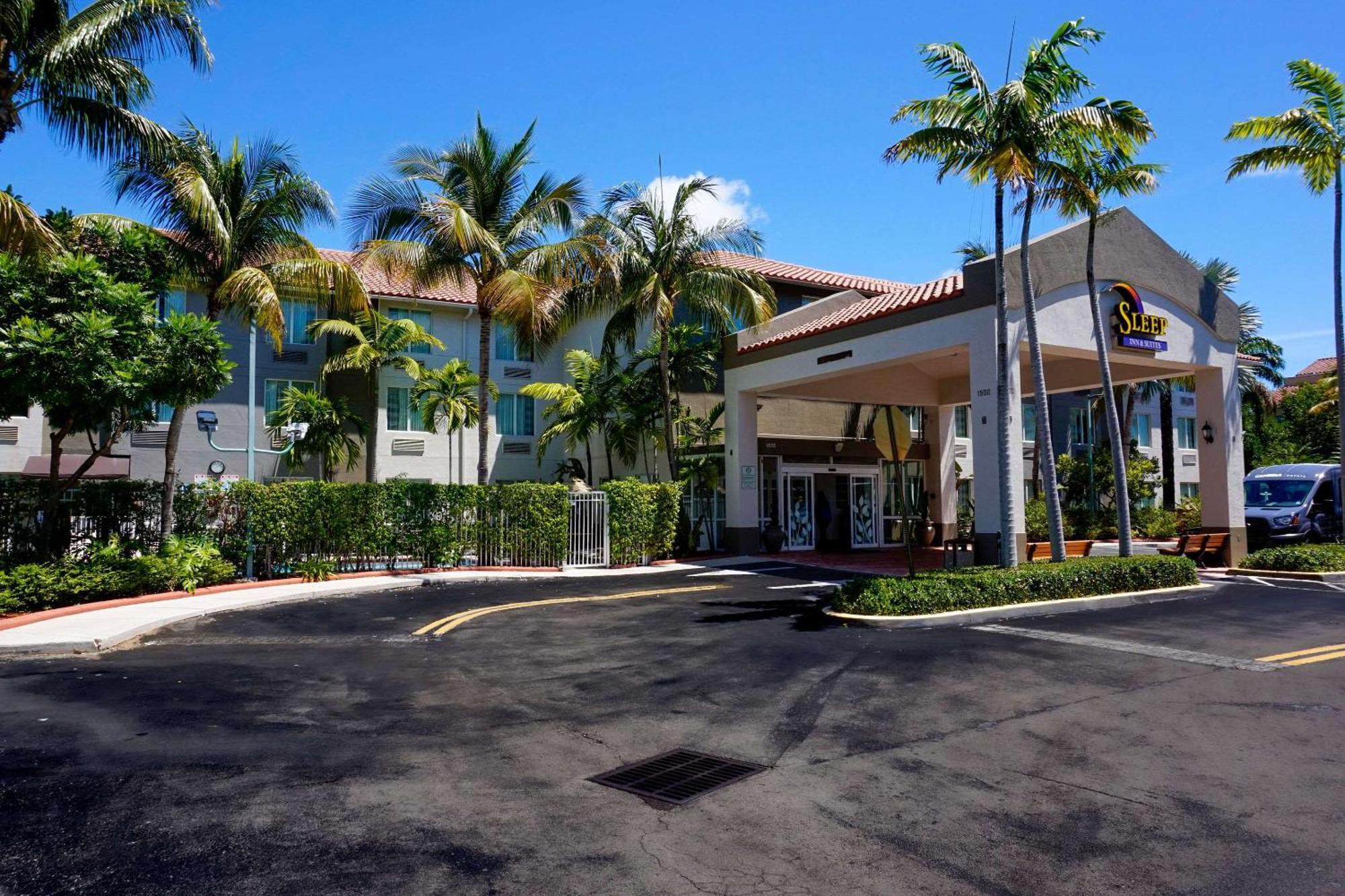 5 Airport Hotels Near Tigertail Lake Park That Deliver