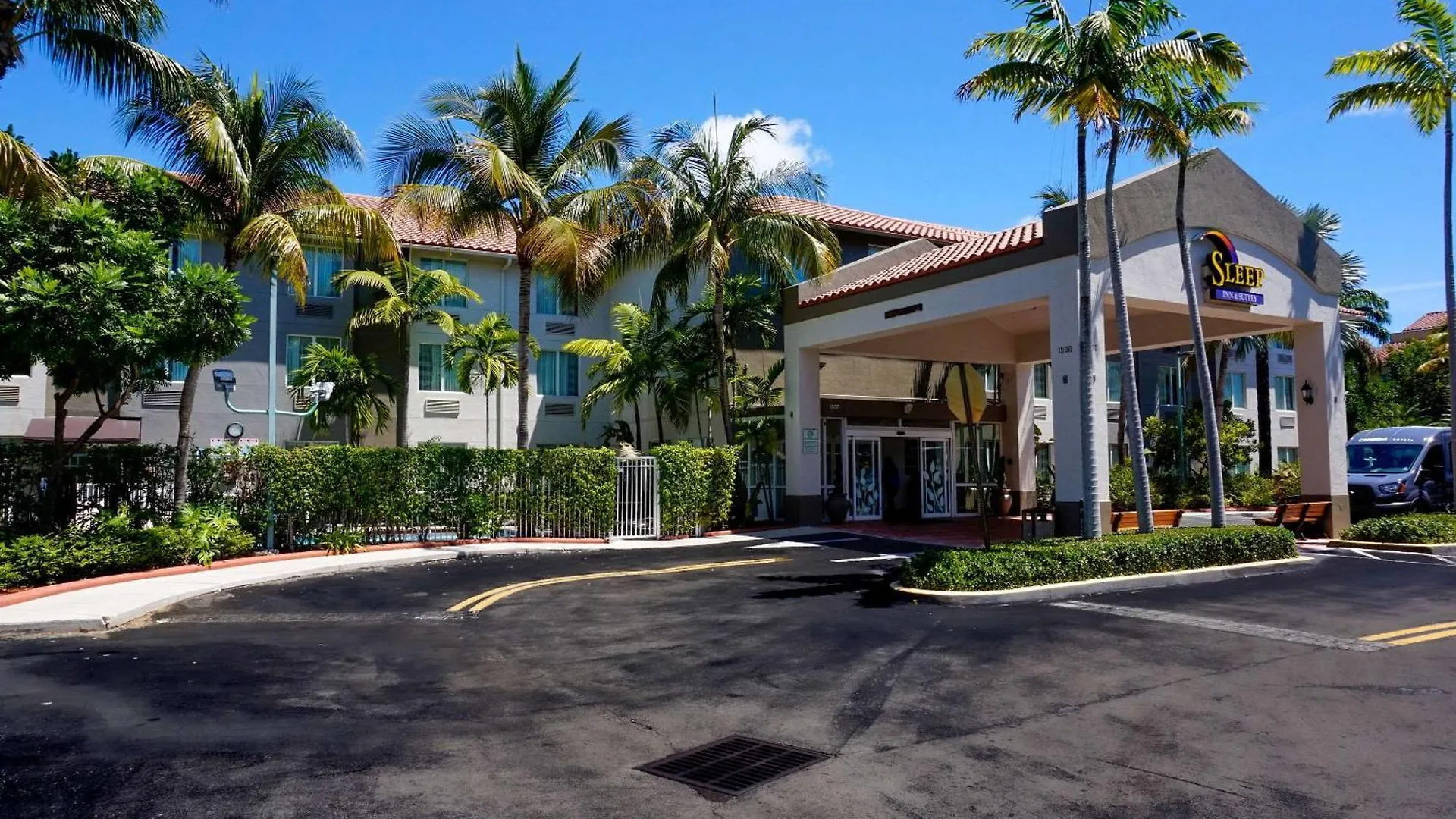 5 Airport Hotels Near Tigertail Lake Park That Deliver